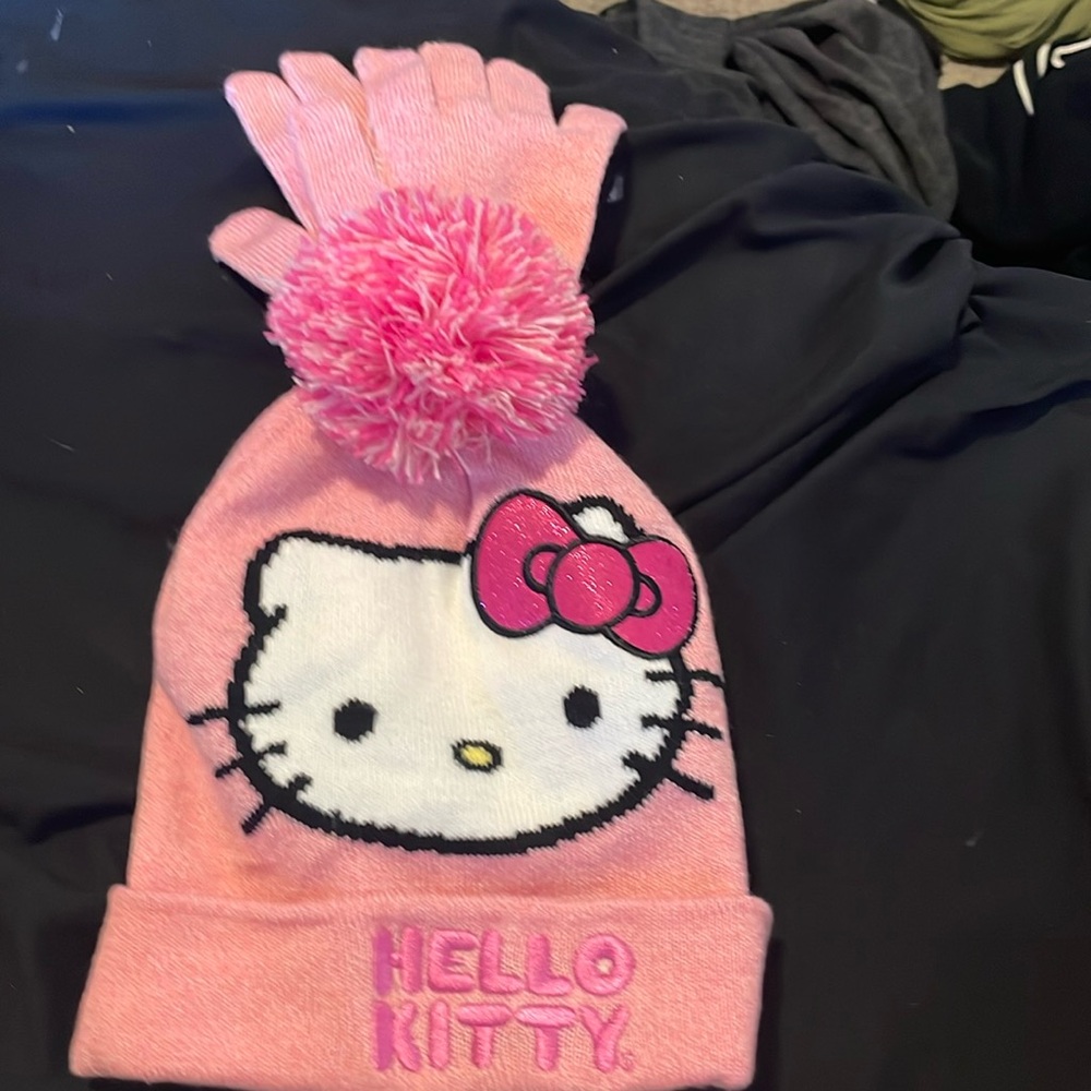 Hello kitty hat and gloves